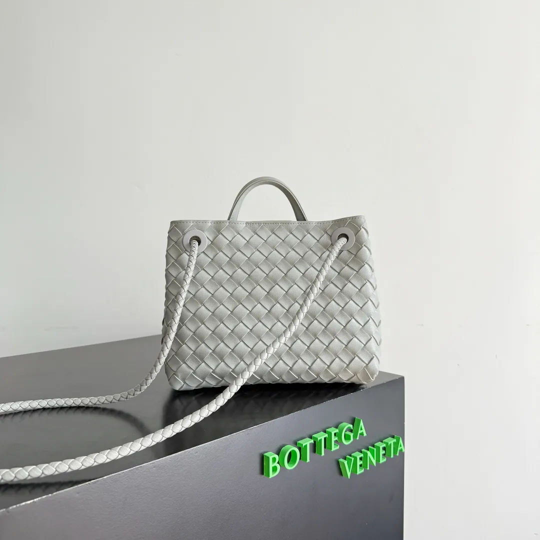 The new Andiamo batch of 3060 BV is shipped‼ ️The classic intercciato weaving process is used to create a soft bag, the metal knot is made of micro-cast aluminum using jewelry technology🪢, and the decorative beads are made of metal and hand-polished oak, allowing you to jump repeatedly between elegance and fun💃, making it unpredictable. Classic and versatile, it shows off your temperament, and the bag has a large capacity, making it very convenient for daily commuting! It has a variety of carrying methods, the shoulder straps can be adjusted by yourself, the original lambskin feels soft and delicate, and the unisex style breaks gender boundaries and brings a more practical and long-lasting use experience. The Andiamo, which has both elegant and casual styles, perfectly interprets the "fashionable old money style". Style number: 743568+wood hardware Color: silver gray Size: 25*22*10.5cm